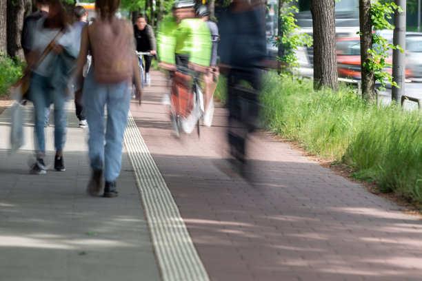 城市街道上的人们图片下载