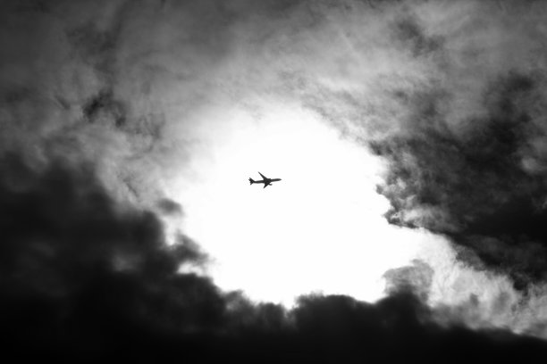 多云天气中的飞机图片下载