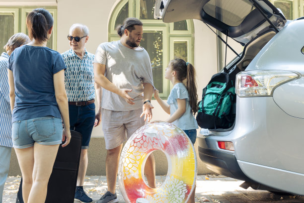 一个欧洲家庭要去海边度假图片下载