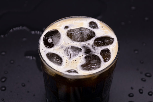 冰咖啡孤立在黑色背景。冰美式咖啡图片下载