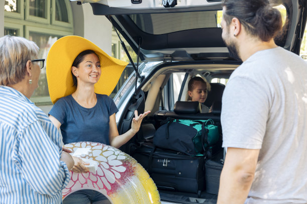 快乐的一家人在海边度假图片下载