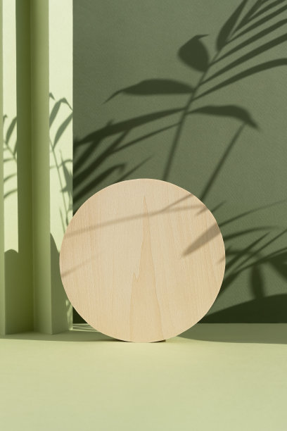 木制讲台上抽象的绿色背景和棕榈叶的阴影。有几何背景的场景产品展示的背景。图片下载