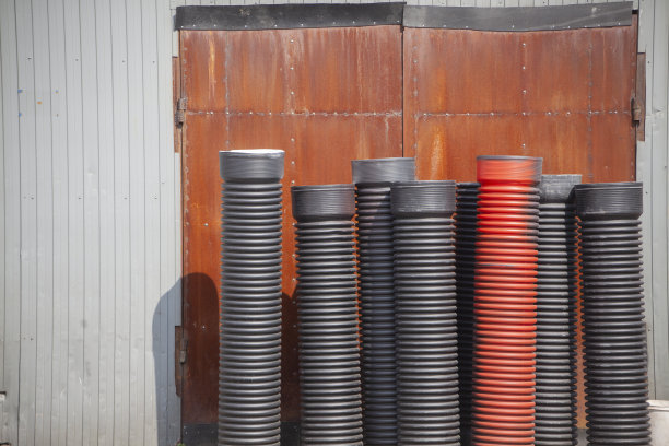 用于街道污水处理的塑料管道。库存肋管。排水系统。图片下载