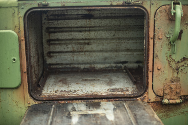 炼钢炉。详细的户外厨房。潘储罐。图片下载