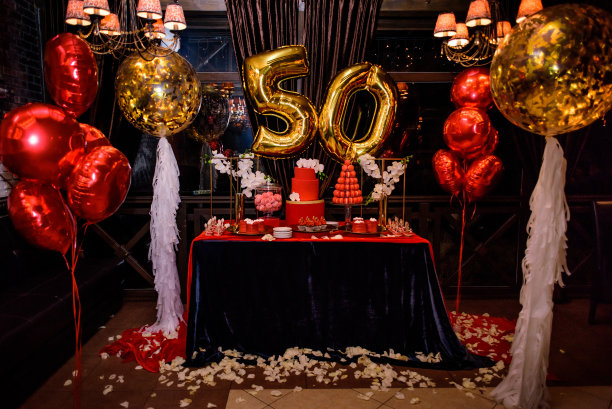 为一位50岁的女士准备的红色糖果棒图片下载