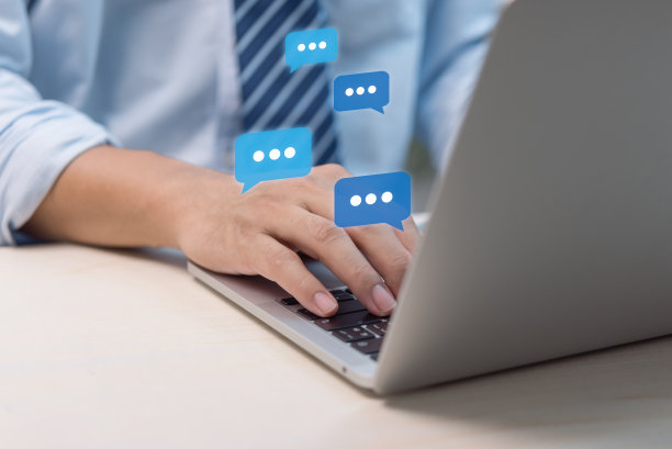 数字Web和社交网络在线实时聊天聊天应用通信计算机笔记本电脑技术概念。图片下载