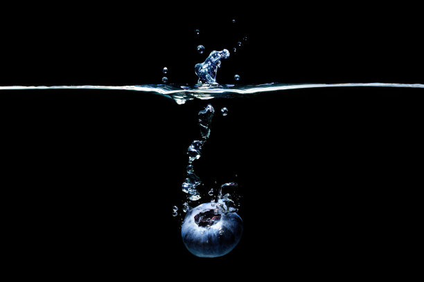 新鲜的蓝莓在水分离飞溅图片下载