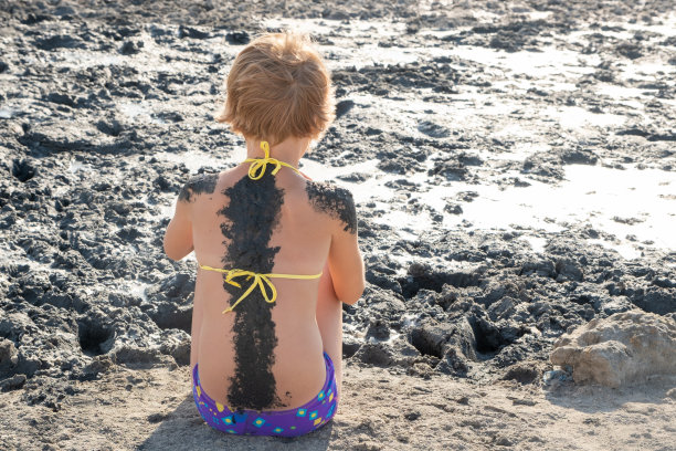 十几岁的女孩使用治疗泥。用天然盐海泥处理。泥浆影响脊柱部位图片下载