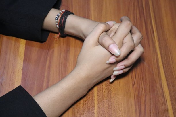 双手合十的特写图片下载