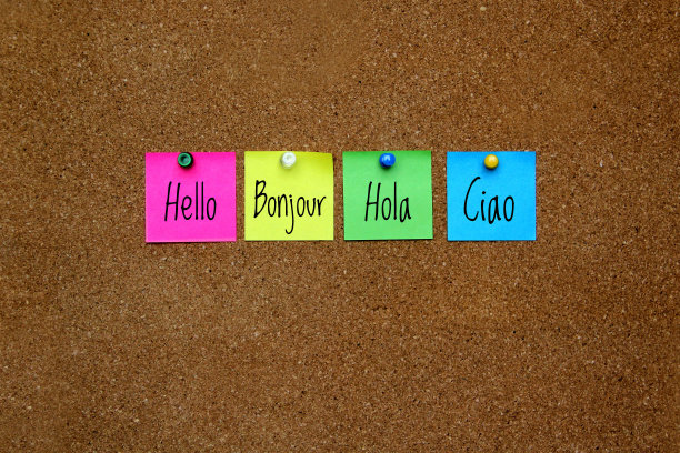 多色笔记的重要信息，动机和提醒软木板“你好”不同的语言:英语，法语，西班牙语，意大利语图片下载