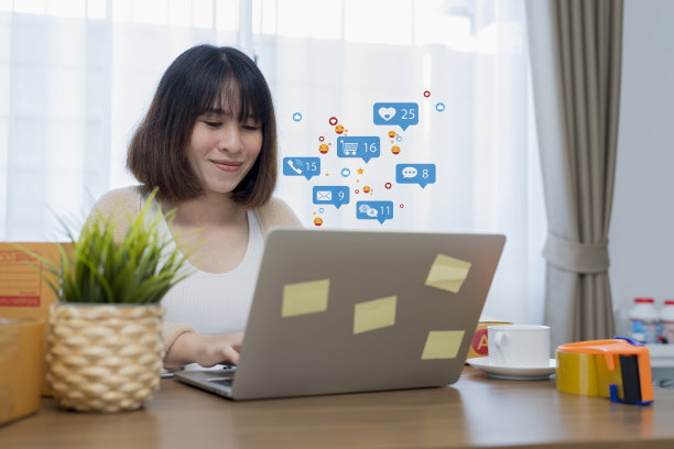 女商人使用笔记本电脑上网购物留言，客户回叫。获得客户点赞图片下载