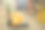 仓库货物箱与手动托盘车或仓库库存产品库存的仓储物流背景。大型工业工厂货架上存放产品的零售盒子。图片下载
