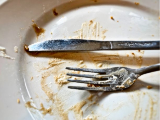 盘子里的刀叉弄脏了图片下载