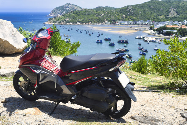 红色摩托车前，越南渔村的景色图片下载