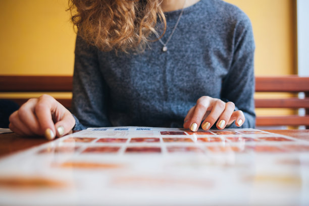 看菜单的年轻女子特写图片下载