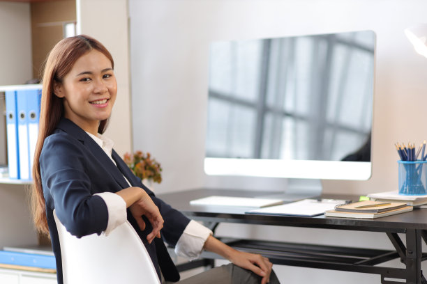 肖像有吸引力的美丽的亚洲商业女性工作在电脑上的书桌在家庭办公室。图片下载