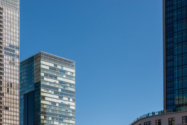 摩天大楼和天文台上人影的剪影。图片下载