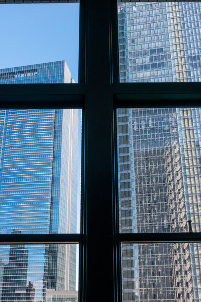 透过窗户看到摩天大楼图片下载
