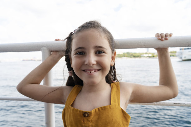 小女孩在渡船上旅行图片下载