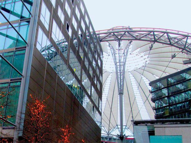 柏林波茨坦广场现代未来主义建筑与衬树照明倒影图片下载