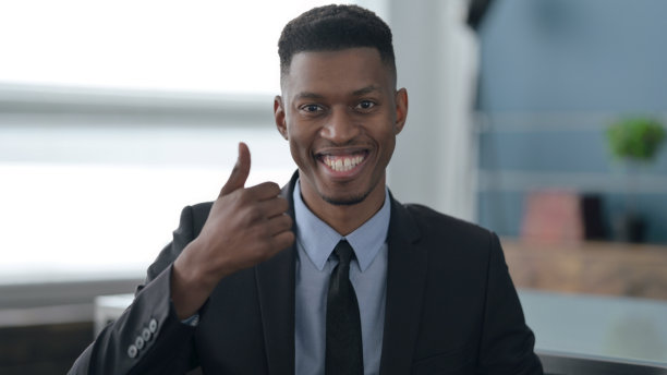 非洲商人竖起大拇指的肖像图片下载