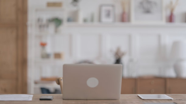 空房间，桌上放着打开的笔记本电脑图片下载