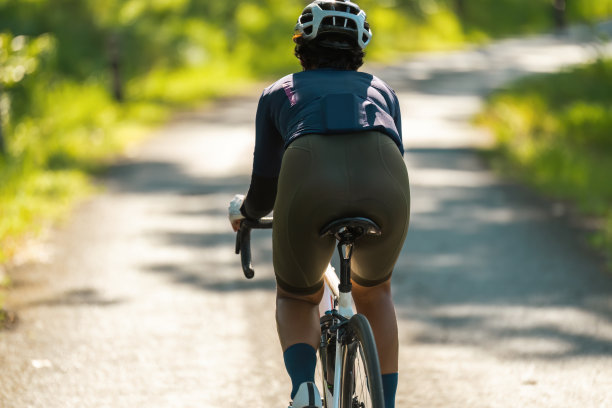 亚洲妇女骑自行车公路自行车图片下载