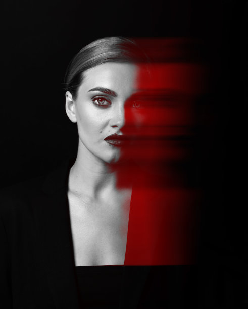 美丽的女人与经典的发型和西装特写工作室肖像在RGB色彩分割效果图片下载