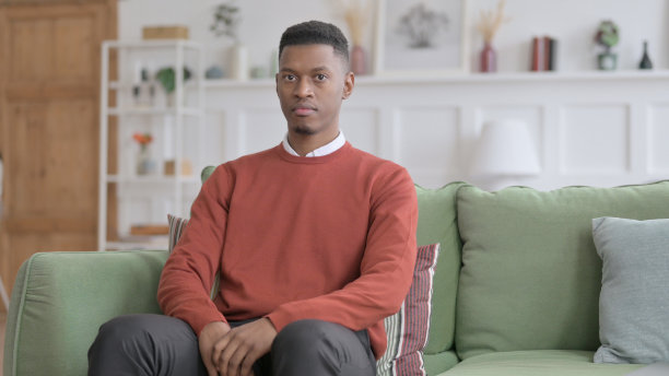 非洲人走过来坐在沙发上图片下载