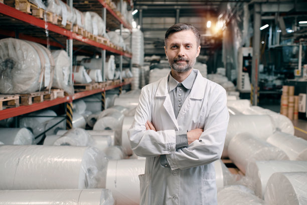 仓库里严肃的工厂工人图片下载