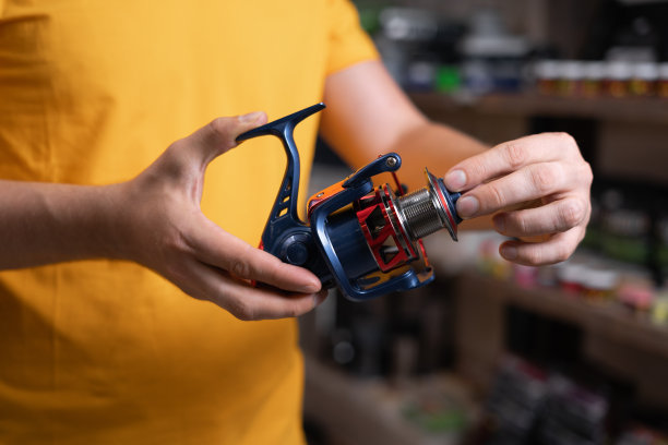 在体育用品商店里拿着纺车的售货员，特写图片下载