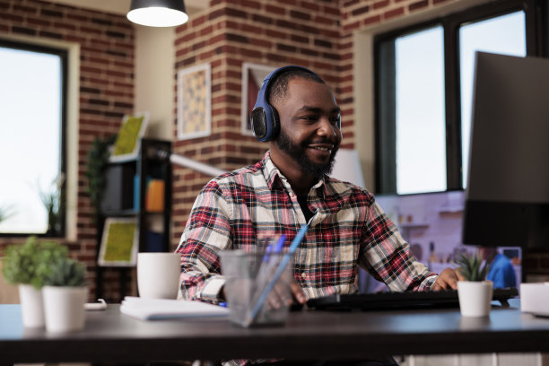 自由职业者学生听播客图片下载