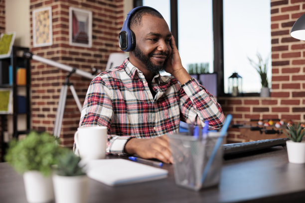 非裔美国人正在听播客图片下载