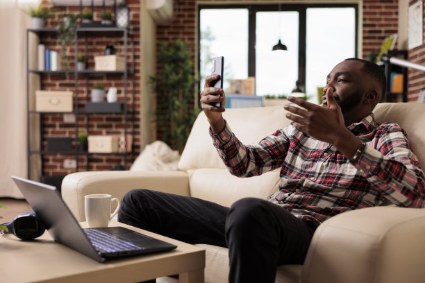 年轻人在网上视频会议上讲话图片下载