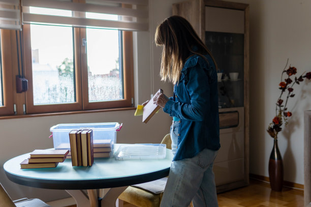 女人在家里整理书图片下载