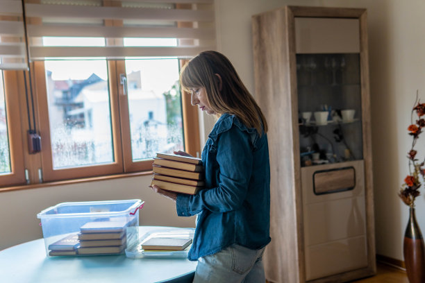 女人在家里整理书图片下载
