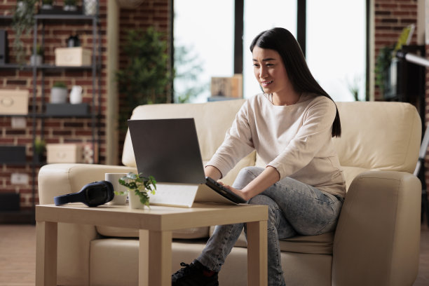 成功的地道亚洲女性自由职业者图片下载