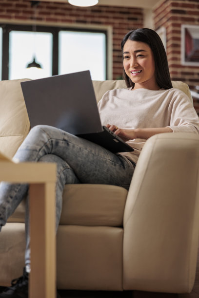 亚裔女性在国内办公室工作图片下载