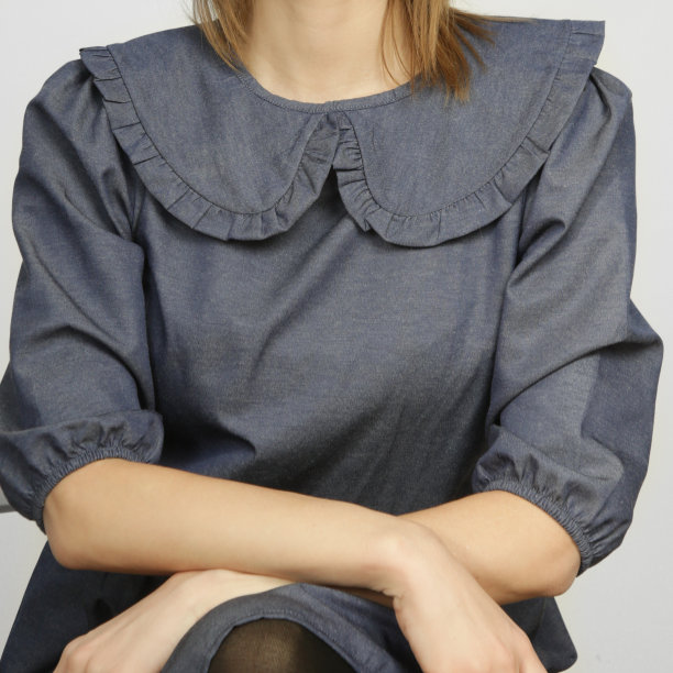 系列工作室照片的年轻女模特在棉牛仔彼得潘领连衣裙图片下载