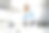技术人员检查化妆品行业保健霜产品的生产。图片下载
