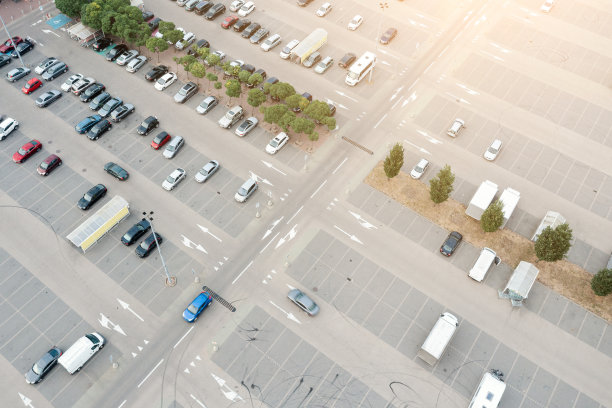 商场附近停车场的鸟瞰图图片下载