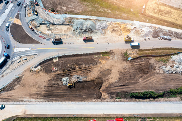 高速公路上维修工作的鸟瞰图图片下载