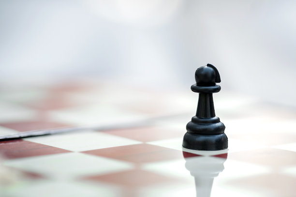 棋盘上的一个棋子。领导和自信的概念。本空间图片下载