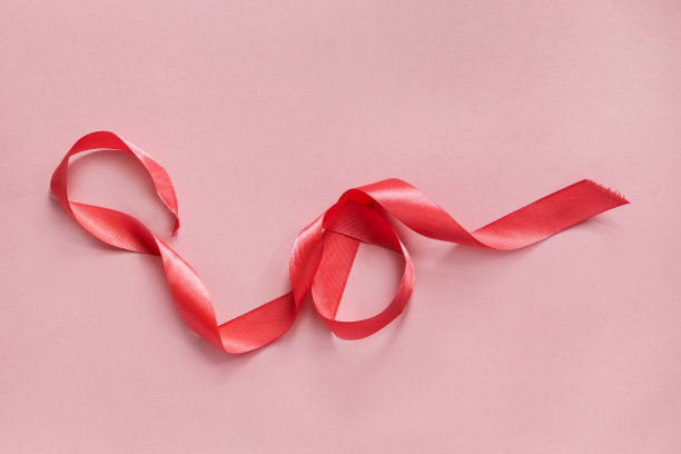 粉色背景上的红丝带图片下载
