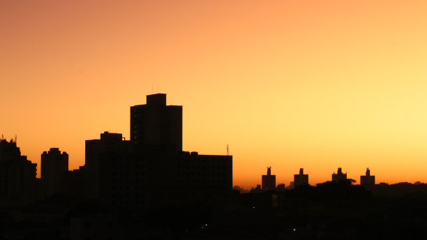 巴西圣保罗——2022年7月5日:日出时建筑物的剪影。背景是四座小建筑图片下载