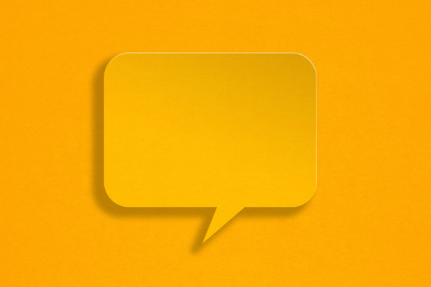 空白的黄色演讲泡泡垃圾纸剪纸，在垃圾黄色纸背景。关于传播和社交媒体的概念形象图片下载