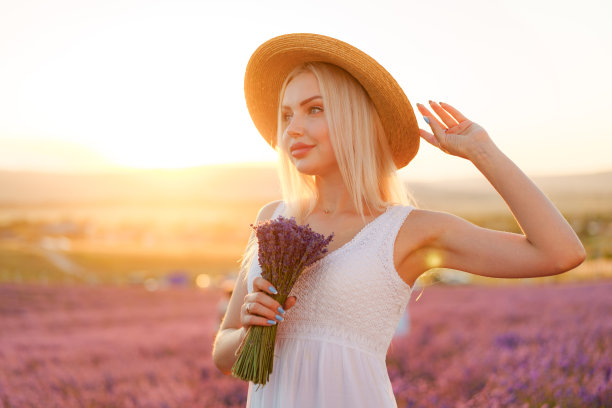 金发女孩站在薰衣草田图片下载