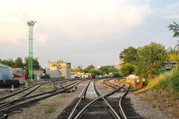 铁路连接线轨道。铁路旅行,旅游。运输的概念。图片下载