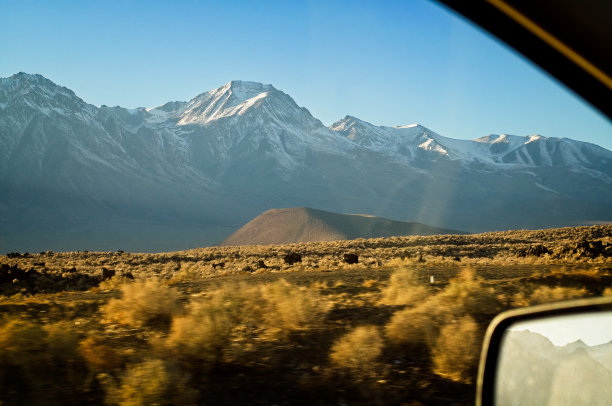 开车经过加州西拉山脉的东坡图片下载