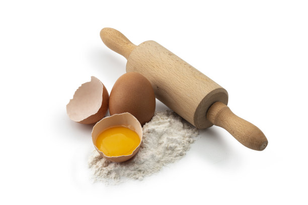 烘焙原料放在白色蛋糕上图片下载